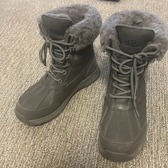 Lightly worn Ugg Adirondack III boots in charcoal - Picture 3 of 3